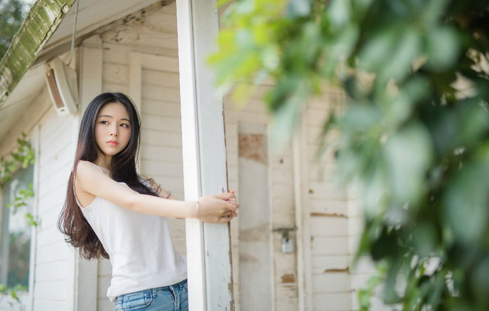 “冤家，你何时将我娶入府中？省的现在这样偷偷摸摸，见你一面，还要跟那混人找寻借口。”略带娇喘的声音听在刘璝的耳朵里，却不啻于平地惊雷，那声音，竟是如此的熟悉。